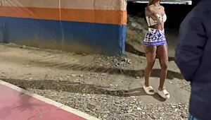 Esposa pede ajuda pra atravessar a linha de trem e da gostoso pro rapaz prestativo