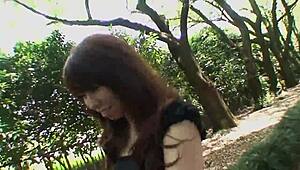 漂亮亚洲棕发Rie Obata 用振动器揉捏毛茸茸小穴