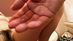 漂亮亚洲棕发Rie Obata 用振动器揉捏毛茸茸小穴