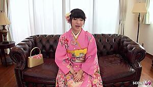 日本传统艺伎少女诱惑首次玩弄她的毛毛阴部，无码试镜