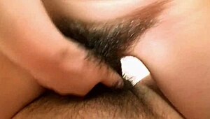 漂亮亚洲棕发Rie Obata 用振动器揉捏毛茸茸小穴