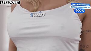 嘿，性感金发继母Kenia诱惑继子热辣做爱