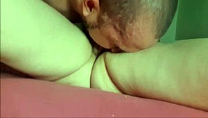 chupando muito a bucetinha rosada da ruiva madura em lingerie molhada