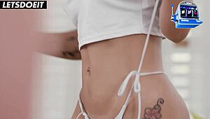 嘿，性感金发继母Kenia诱惑继子热辣做爱