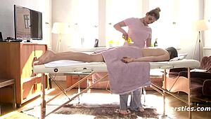 ersties hübsche mädchen massieren sich gegenseitig mit happy end