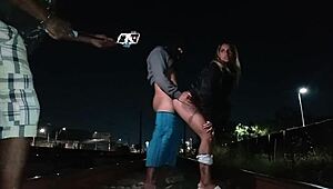 Esposa pede ajuda pra atravessar a linha de trem e da gostoso pro rapaz prestativo