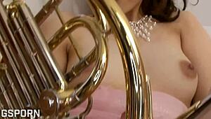 性感日本音樂女孩渴望熱雞巴濕逼