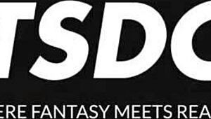 苗条金发丽贝卡·沃尔佩蒂接纳大鸡巴肛交