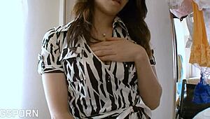 性感日本熟女来自东京喜欢按摩棒和湿喷水