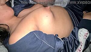 hermoso culo de esta joven estudiante me deja eyacular adentro de ella mientras le exprimo sus enormes tetas lactantes