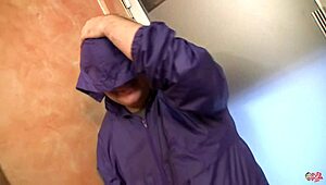 Dos pibonazos mamando pollas y bebiendo lefa - Leyre Pajon 1er bukkake y Sandra Milka 2º bukkake.