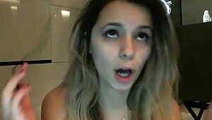 Dea squirt and shower in Berlin with dildo and feet.