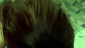 Encuentro a mi hijastra con su uniforme escolar sacudiendo su enorme culo en la ducha y no me aguanta las ganas de frotar y clavar mi verga en su co�o hasta eyacular