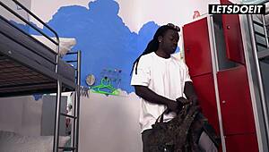 艾芙琳·德莱大屁股捷克美女与大黑鸡巴粗暴肛交 - 色情旅馆