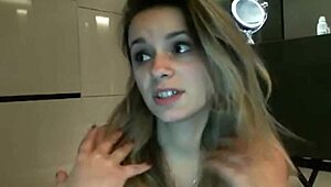 Dea squirt and shower in Berlin with dildo and feet.