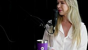 Est� Fazendo Bastante Sexo Anal Gozou Tem Um Vibrador Que A Faz Ter Squirting Sozinha E O Seu Conte�do Com Um Cadeirante - Milena Moreau Sheer Red