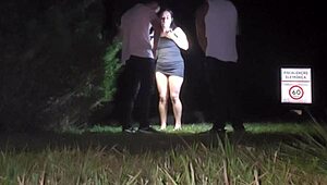 Conheci dois fãs na balada, fiquei molhadinha e deixei eles me foder no meio da rua ao ar livre sem cortes!