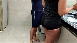 meu cunhado pervertido me pega lavando louça e aproveita tudo