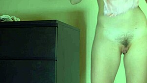 骚校妹试穿棉质内裤诱惑