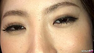 性感日本女人在JAV海选中舔屁股和口交