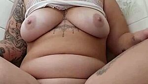 Does this redhead squirt pee jets?