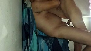 la puta de mi hermanastra se corrió el pantie y cabalgó sobre mi gran polla sin condón