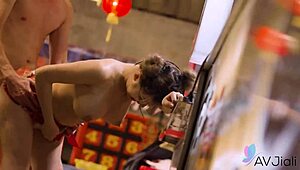 中国宝贝 Li Nana 爱粗暴性爱，后入、口交和舔湿小穴