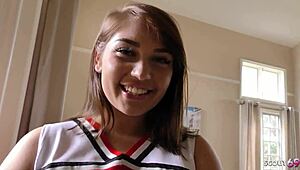 蓝眼大白屁股少女Vivian Taylor跟老男人聊天操逼舔屁眼