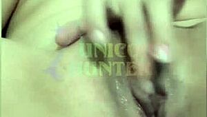 esfregando a bucetinha resolvi dedar o cuzinho tamb�m