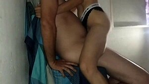 la puta de mi hermanastra se corrió el pantie y cabalgó sobre mi gran polla sin condón