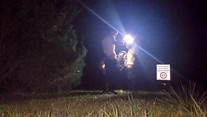 Conheci dois fãs na balada, fiquei molhadinha e deixei eles me foder no meio da rua ao ar livre sem cortes!