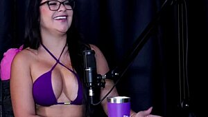 Est� Fazendo Bastante Sexo Anal Gozou Tem Um Vibrador Que A Faz Ter Squirting Sozinha E O Seu Conte�do Com Um Cadeirante - Milena Moreau Sheer Red