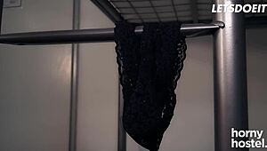 辣捷克金发妹珍妮·怀尔德被大鸡巴陌生人猛干 - 色情旅馆