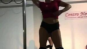 doctorita argenta hace sexy striptease en el tubo