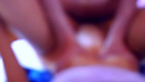 madrastra y el compañero de deportes de su hermanastra en su casa privada