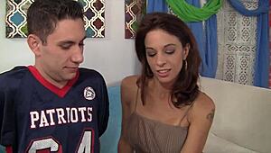 Eva Long Supplie Son Beau-Fils De Bien La Baiser Et Reçoit Une Bonne Éjaculation Interne