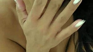 Hey, come play with me, I love flashing and cumming hard for you all