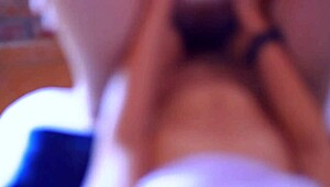 madrastra y el compañero de deportes de su hermanastra en su casa privada