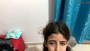 Le chupo la polla y tengo sexo con mi hermanastro en casa de nuestros padrastros