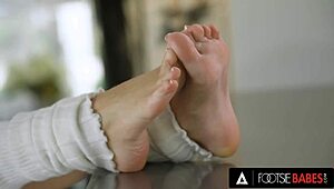 hot candee liciuos gets feet covered in cum after anal in office