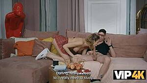 Couple Enjoys Sex With Ass Rimjob And Licking On Sofa With Beautiful Blonde Nerd 😘