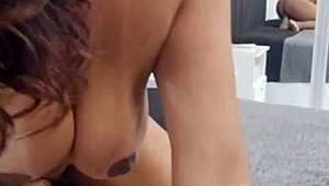 Hey, come play with me, I love flashing and cumming hard for you all