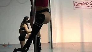 doctorita argenta hace sexy striptease en el tubo