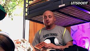 游戏女孩Stella Flex与变态室友舔阴和操