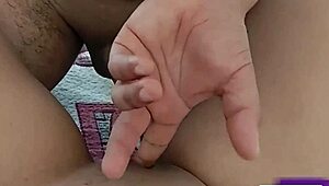 Estoy muy caliente meteme los dedos y tu verga en mi vagina