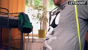 游戏女孩Stella Flex与变态室友舔阴和操