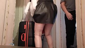 抓到继妹和女友用假屌女同性交