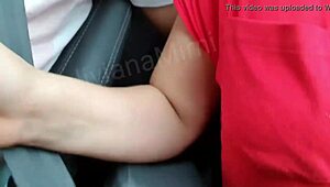 Mimi sentando no pau do seu principe no carro no assento do motorista a plena luz do dia na rua transitada