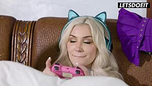 游戏女孩们参与女同三人行舔逼