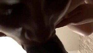 Thais bruna dej�ndose follar la boca